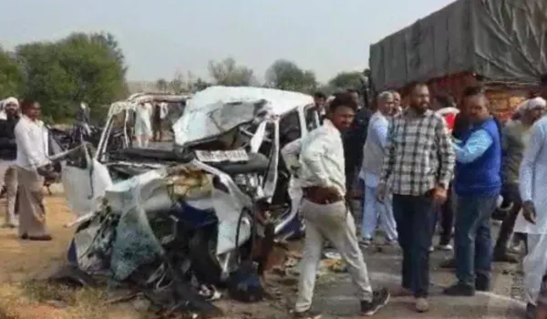 कार व ट्रक की भिड़ंत में 4 की मौत, 5 घायल