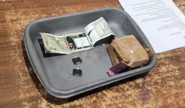 कार्गो में मिला जुआ चीटिंग डिवाइस, दो गिरफ्तार