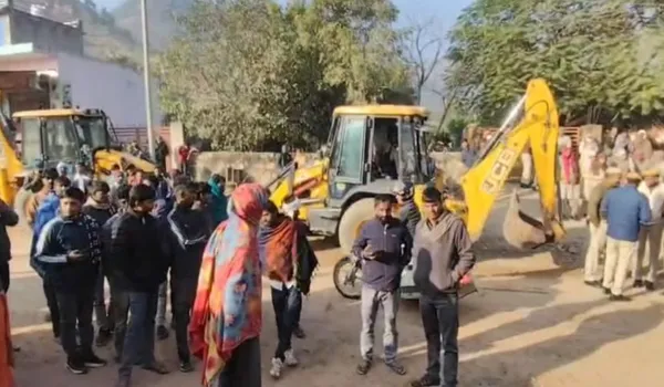 सिलीसेढ़ के बहाव क्षेत्र में अवैध निर्माण पर चली JCB