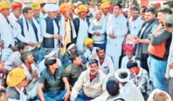 किसान बोले- किसी भी कीमत पर नहीं जाने देंगे हमारी जमीनें