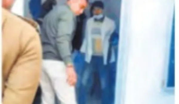 थाने के सामने कमरे में युवती की गला रेतकर हत्या