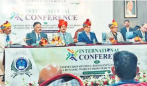 आज सच को झूठ से अलग करना मुश्किल हो गया