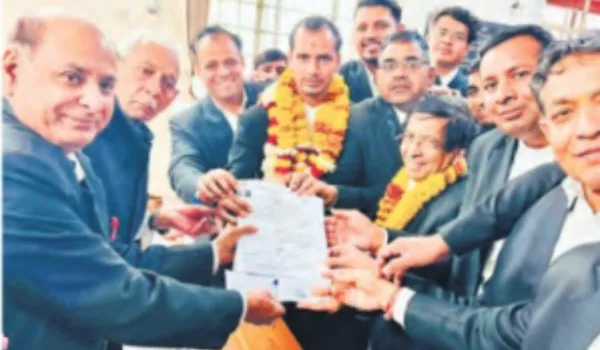 पोस्टरों व रणनीतिक बैठकों से कोर्ट परिसर में चढ़ा चुनावी रंग