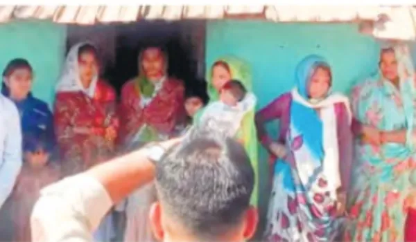 ईसाई धर्म की प्रार्थना करते 8 जने डिटेन