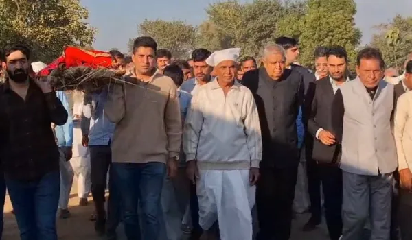 चाची के निधन पर झुंझुनूं पहुंचे पूर्व उपराष्ट्रपति