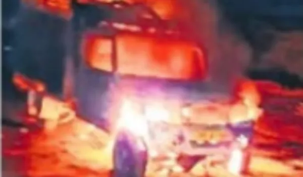 तेज रफ्तार पिकअप ने मासूम को कुचला, गुस्साए ग्रामीणों ने गाड़ी फूंकी