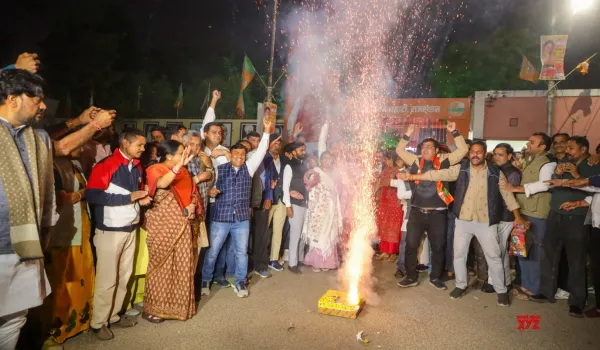 पूर्व संध्या पर हुई भाजपा कार्यालय में आतिशबाजी
