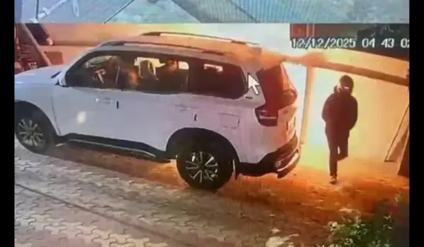 घर के बाहर खड़ी स्कॉर्पियो में लगाई आग