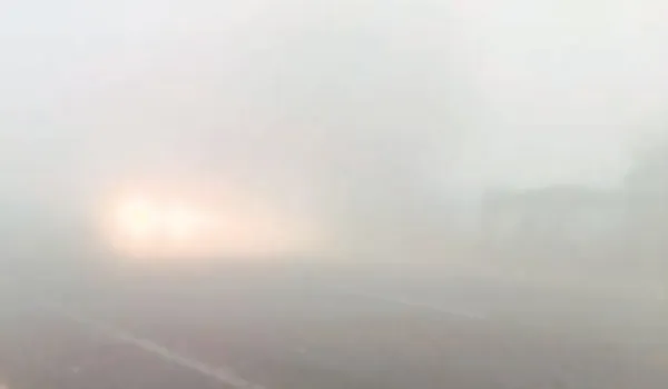 सीजन का सबसे घना कोहरा... रेंगते रहे वाहन, उड़ानें प्रभावित