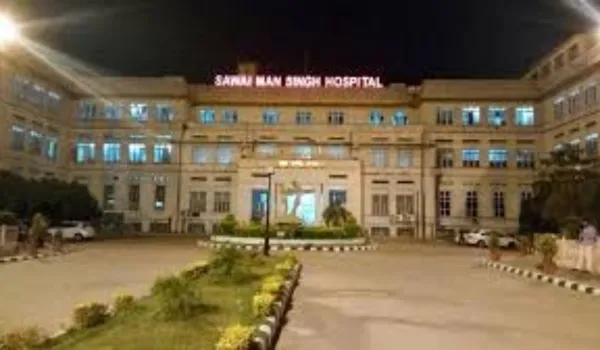 SMS इमरजेंसी में तैनात गार्ड ने नशे में मरीजों से की बदसलूकी