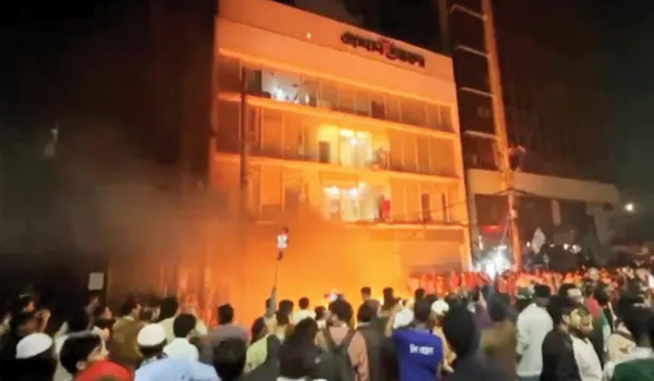 कट्टरपंथी उस्मान हादी की मौत के बाद सुलग उठा बांग्लादेश