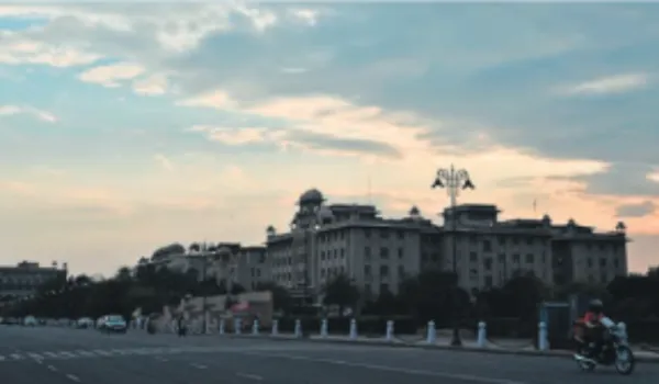 सूरज बादलों की ओट में... सर्दी ने दिखाया अपना रंग