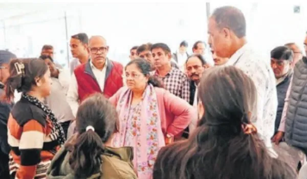 जनता के नहीं हो रहे काम... सांसद की अधिकारियों को फटकार