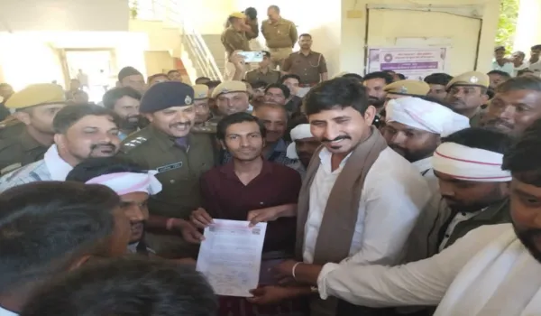 मिनी सचिवालय में आदिवासी संगठनों का फूटा गुस्सा, प्रदर्शन