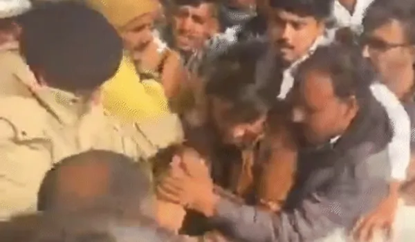 ग्रामीणों व पुलिस में झड़प, 150 हिरासत में