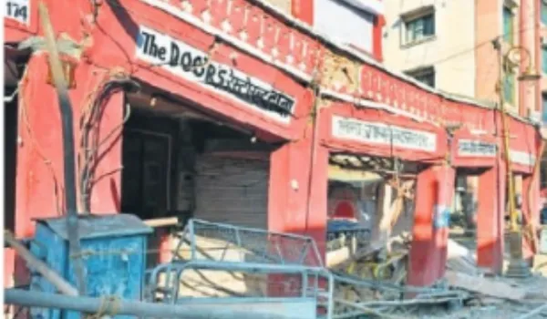 टूरिस्ट सीजन में नेहरू बाजार में बरामदा गिरा, बड़ा हादसा टला