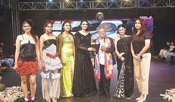 एटरनल कॉउचर वीक में सुपर मॉडल्स ने बिखेरा जलवा