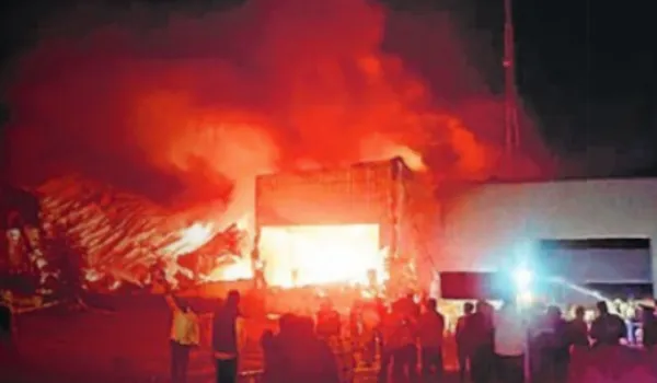 बड़ा हादसा टला... जेसीबी वर्कशॉप जलकर खाक