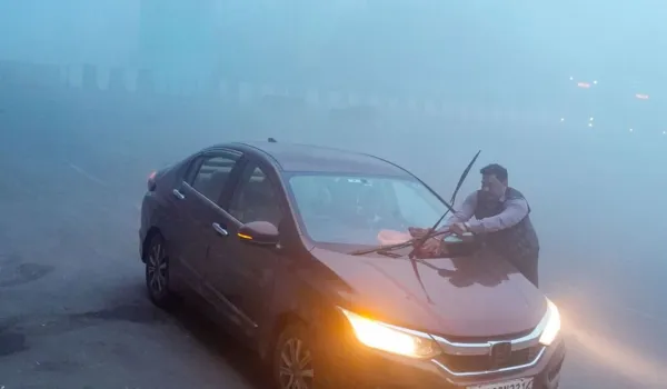 घनी धुंध में डूबी दिल्ली, हवा हुई और खराब व दमघोंटू