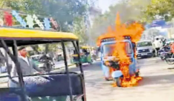 ड्राइवर ने अपने ई-रिक्शे में लगाई आग