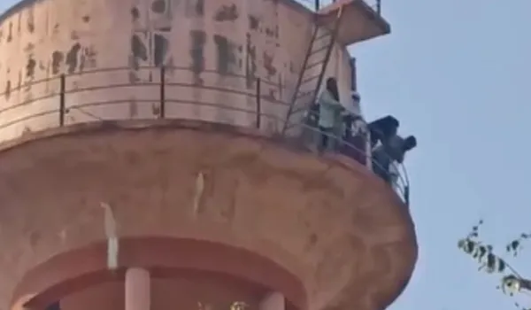 मंत्री से वार्ता के आश्वासन के बाद उतरे नीचे विभिन्न मांगों को लेकर पानी की टंकी पर चढ़े संविदाकर्मी