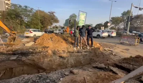 सीवर लाइन डैमेज होने से हुआ हादसा...बी टू बाईपास चौराहे पर हुआ 15 फीट गहरा गड्‌ढा
