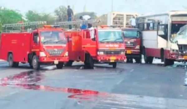 CNG सिलेंडरों से भरे ट्रक व बस की टक्कर... गैस रिसाव