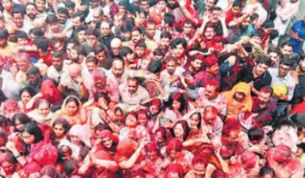 श्रीनाथजी मंदिर में श्रीजी प्रभु की दाढ़ी पर लगाया गुलाल