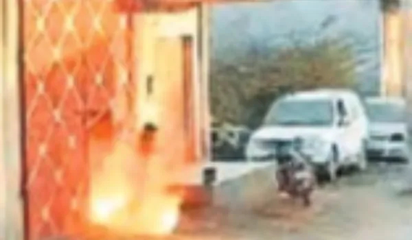 गोदाम में गैस कटर से सिलेंडर ब्लास्ट, मालिक व एक कर्मचारी झुलसा