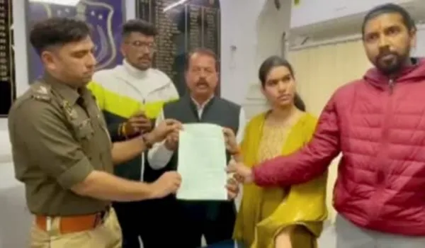 'घूसखोर पंडत' के निर्माता के खिलाफ परिवाद