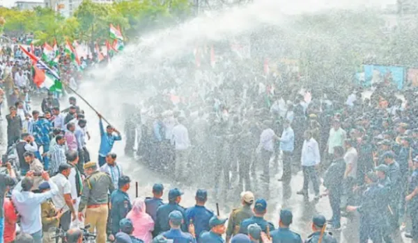 पुलिस ने कांग्रेस कार्यकर्ताओं पर भांजी लाठी, वाटर कैनन चलाया