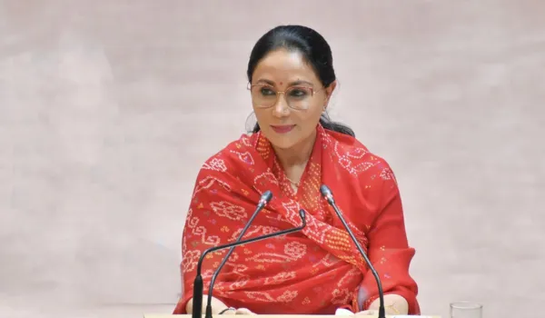 खजाना खाली कर गए और सीख हमें देते हैं: दीया कुमारी