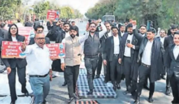 डॉक्टर की गिरफ्तारी पर अड़े वकील, सड़क पर गुजारी पूरी रात