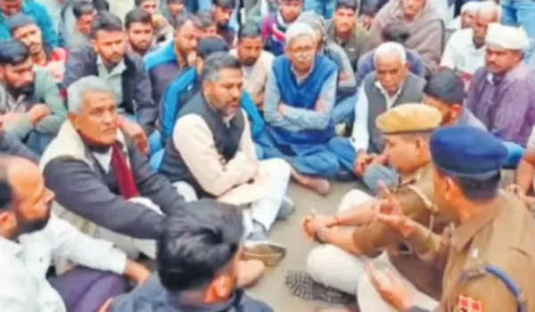 परिजनों का मोर्चरी के बाहर धरना, आश्वासन पर माने