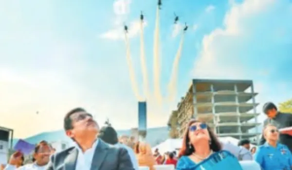 तिरंगे की आकृति में उकेरा देशभक्ति का रंग