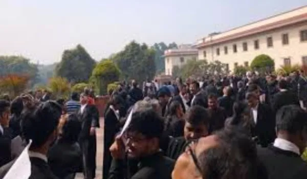 हाई कोर्ट के बाहर वकीलों का प्रदर्शन