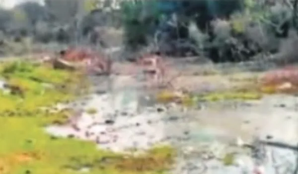 एसटीपी पाइपलाइन टूटी, गंदे पानी से ग्रामीण परेशान