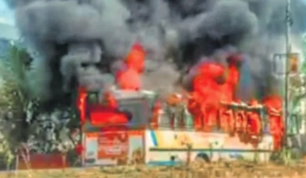 शॉर्ट सर्किट से रोडवेज की चलती बस बनी आग का गोला