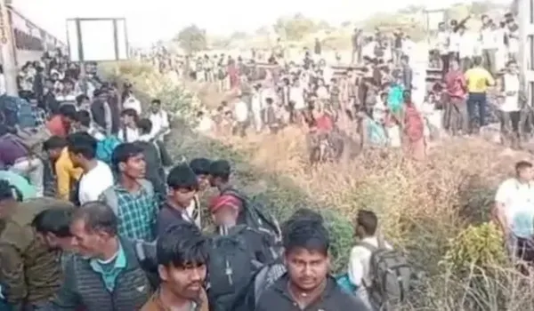 महाराष्ट्र के जलगांव में लखनऊ-मुंबई पुष्पक एक्सप्रेस के यात्रियों के साथ हुआ हादसा आग की अफवाह, ट्रेन से कूदे यात्री... दूसरी ट्रेन ने कुचला 12 की मौत... कई घायल