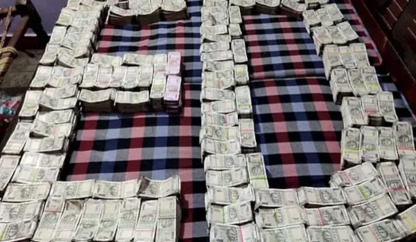 राजस्थान और हरियाणा में आईटी की रेड... 5 करोड़ की नकदी और 4.30 करोड़ के आभूषण मिले
