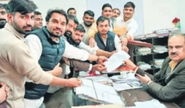 नर्सिंग कार्मिकों ने खून से लिखे 50 हजार पोस्टकार्ड