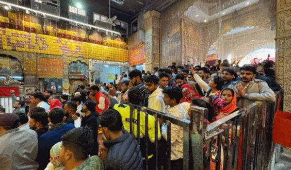 नए साल के पहले दिन मंदिरों में श्रद्धालुओं की लंबी कतारें