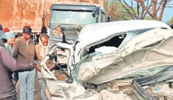 डंपर ने कार को टक्कर मारी, बच्चे समेत तीन की मौत