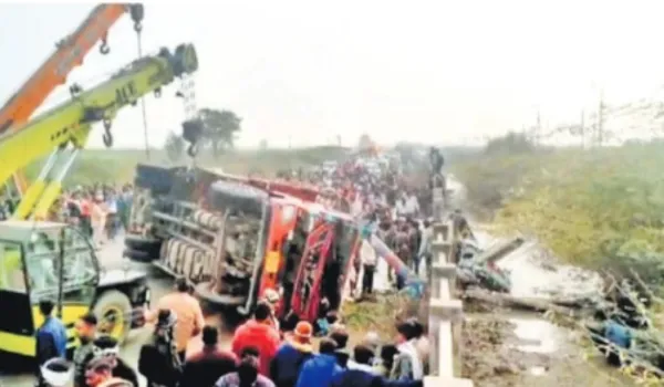 श्रद्धालुओं पर पलटा अनियंत्रित ट्रक, 3 की मौत और 9 घायल