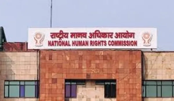 स्मार्टफोन पर प्रतिबंध सिर्फ महिलाओं पर, ये लैंगिक भेदभावः आयोग