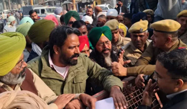 गुस्साए किसानों ने तोड़ा कार्यालय का गेट