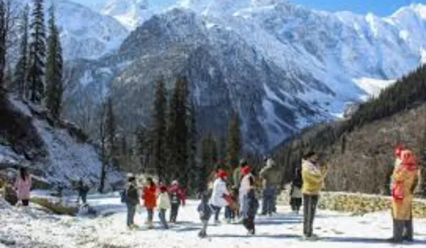 कश्मीर घाटी शीतलहर की चपेट में, पारा जमाव बिंदु से नीचे पहुंचा