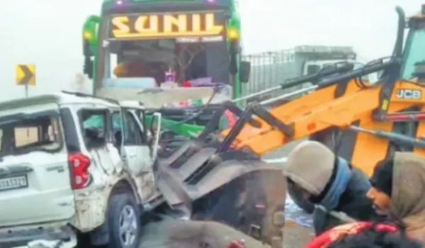 कार और बस की आमने-सामने भिड़ंत, 3 की मौत