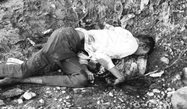 पत्थर से सिर कुचल कर युवक की हत्या