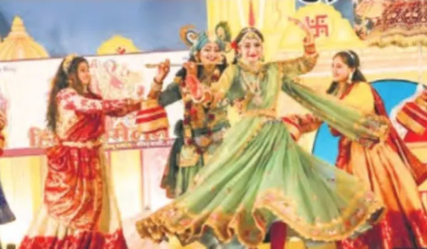 आज बिरज में होली रे रसिया... पर कलाकारों ने खेली फूलों की होली